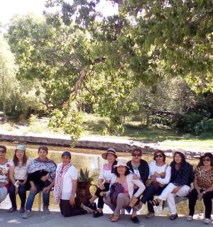 skupina lidí pózuje pro fotografii