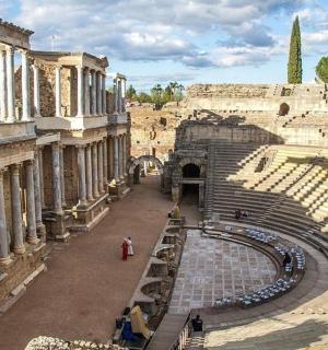 建筑废墟中的圆形剧场