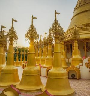 一座金庙，顶上有十字架