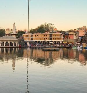 一大片水域，背景是一座城市