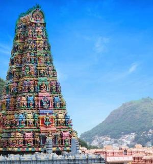 velká hodinová věž před budovou