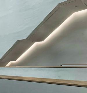 eine Lampe, die von der Decke eines Raumes hängt