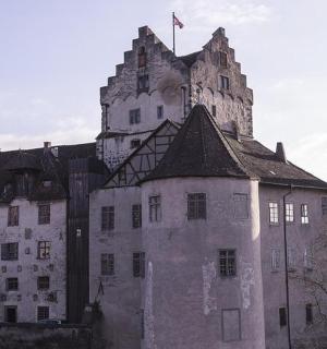 一座古老的城堡,顶上插着一面旗帜