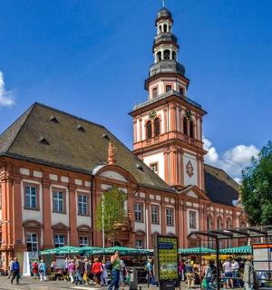 ein großes Gebäude mit einem Uhrenturm darauf