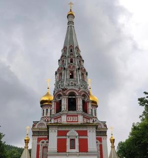 一座顶部有尖塔的高楼