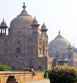 一座顶部有圆顶的大楼