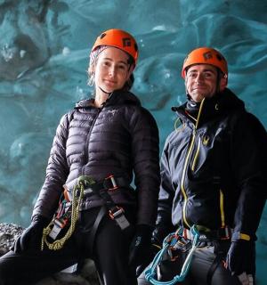 一男一女坐在水边