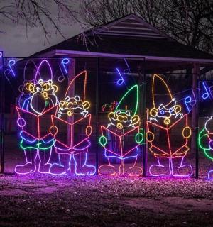 Skupina osvětlených králíků před domem