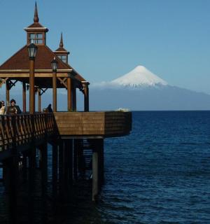 Molo s altánem na vodě s horou