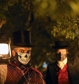 dva muži oblečení v kostýmech se zapnutými světly