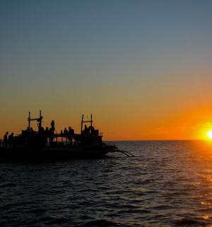 日落时分，海中的一艘船