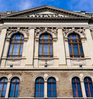 o clădire mare cu ferestre pe lateral