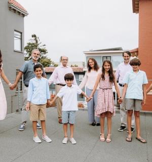 一个大家庭在人行道上合影