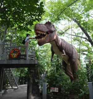 桥上的恐龙雕像