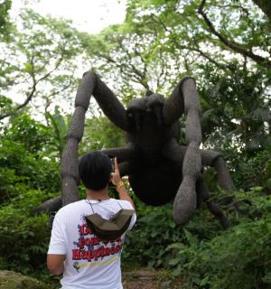 en mand, der står foran en abestatue