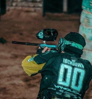 un home que sosté una pistola a la part posterior d'una motocicleta