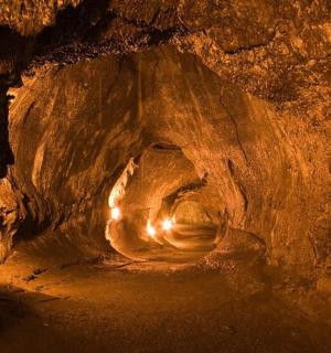 一个黑暗的洞穴,中间有一盏灯