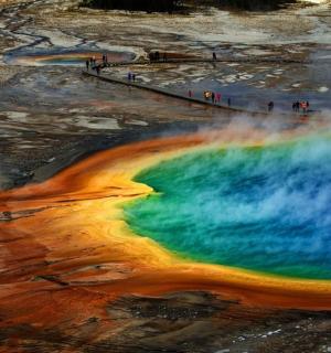 彩虹色水池的鸟瞰图