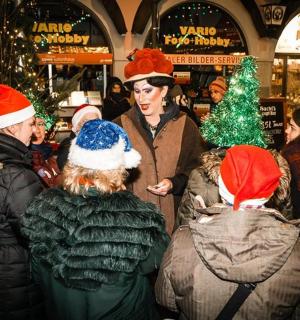 商店里一群戴着圣诞帽的人