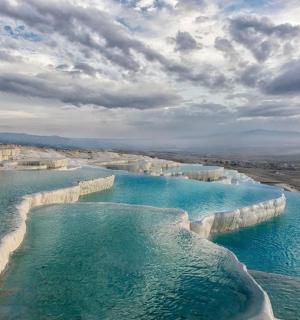 水中两座水坝的鸟瞰图