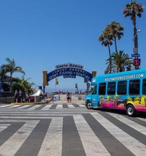 一辆停在海滩前街道上的巴士