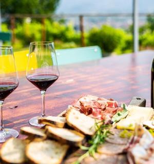 桌上有两杯酒和一盘食物