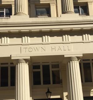 写着“市政厅”字样的建筑物正面