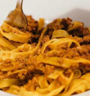 un bol de pasta amb una forquilla a dins