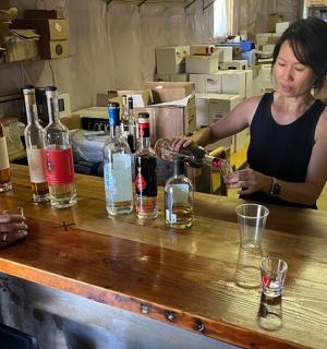 Žena nalévá víno v baru