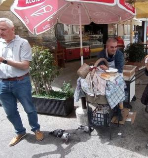 skupina lidí jedících jídlo na ulici