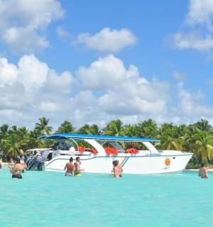 一群人在船附近的水中