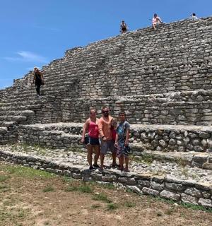 un grup de persones dretes davant d'una piràmide