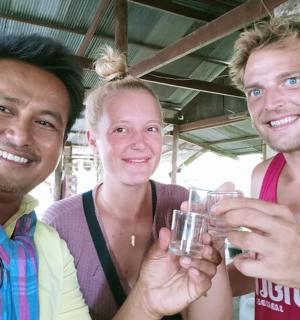 两个男人和一个女人拿着一杯水