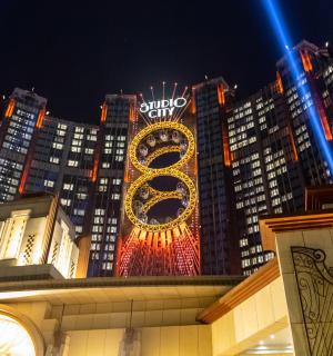 带时钟的城市夜景