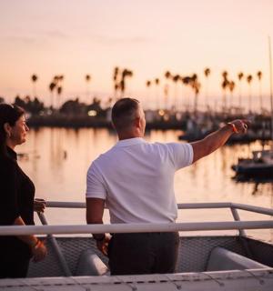 muž a žena na lodi ve vodě