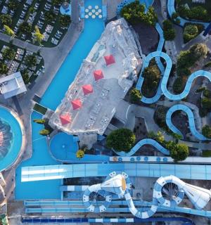 带有水上乐园的大楼的俯视图