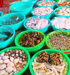 一堆盛满各种海鲜的碗