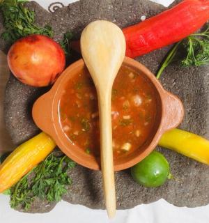 一碗汤放在盘子里,配上蔬菜