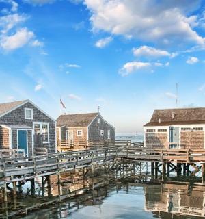 řada domů na molu u vody