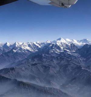 从飞机上俯瞰山脉
