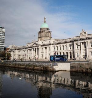 河边的一座白色大楼