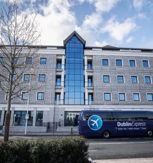 一辆蓝色巴士停在一栋建筑物前