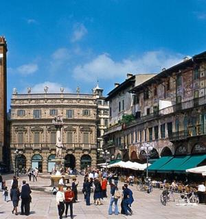 一群人在城市街道上行走