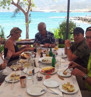 一群人围坐在桌旁吃饭