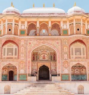 velká budova se schodištěm před ní