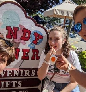 skupina lidí stojící před cedulí