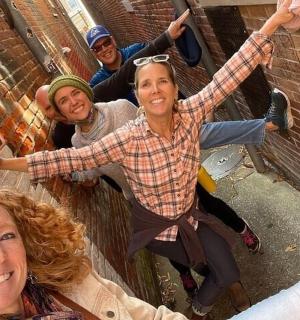 skupina lidí držících ruce ve vzduchu