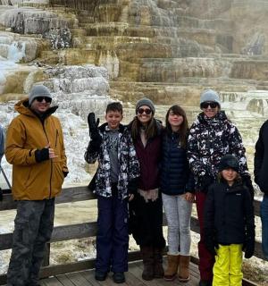 一群人站在岩层前