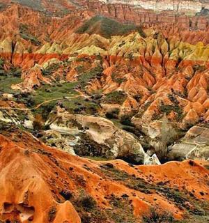 可以看到一个有着红色岩石的大峡谷
