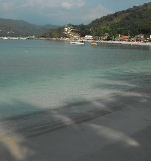 замућена слика плаже са океаном